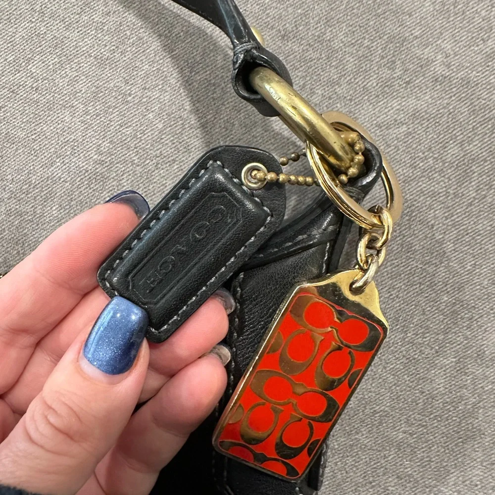 Authentic coach❗️ leather purse 👜 with brass hardware and coach keychain - Picture 2 of 7